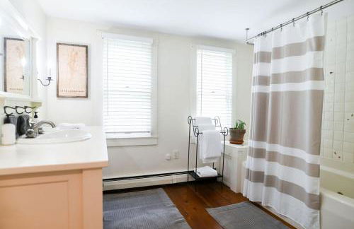 1820 House - VT Charm + Modern Comforts + Hot Tub - Foto 22