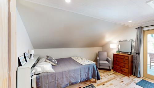 1 Mi to Crystal Lake! Couples Retreat with Deck - Photo 4