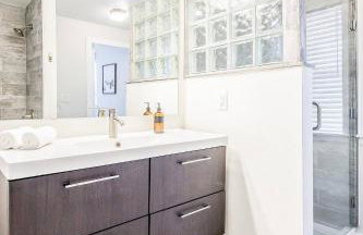 Stylish Modern Farmhouse wYard 10 mins from DT - Foto 55