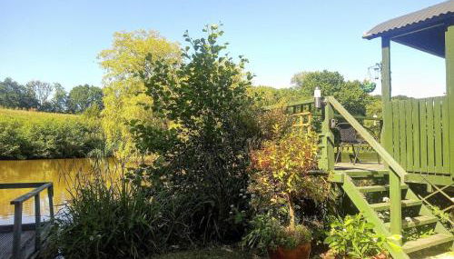 Charming tranquil Shepherds Hut with lakeside balcony 'Roach' - Foto 4