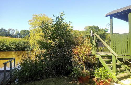 Charming tranquil Shepherds Hut with lakeside balcony 'Roach' - Foto 4