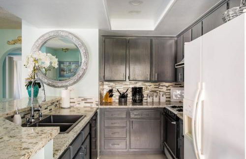 Glamorous Regal Design Home with Private Patio and Garage - Foto 33