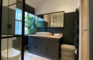 Stylish & Spacious Town Centre Duplex Apartment - Photo 8