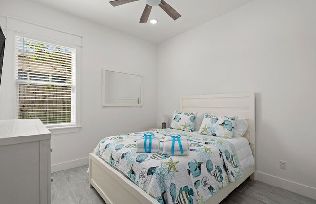 Brand NEW Expansive Coastal Home w/ Custom Furnishings Sleeps 15 - Foto 12