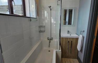 Dog-Friendly Country Home, Woodburner, Private Fields & Hot Tub! - Photo 45