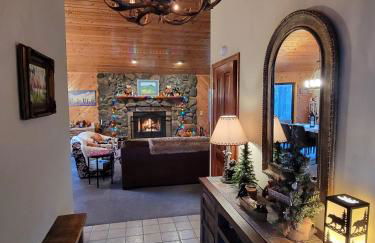 Four Seasons Getaway-Private Hot Spa with Pine Tree Views-Walk to Village and Pineknot Trailhead-Plus King Bed! - Photo 6