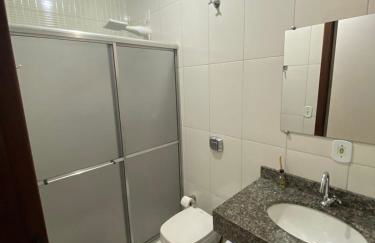 Quarto 1 cama de casal com ar estacionamento - Photo 5