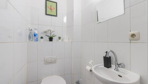 Einfach aber sehr komfortabel - Wohnung für 12 Personen - 2xWC - Gruppen, Messe, Monteure, Studenten - Voll ausgestattet - 6 Betten 140x200cm hochwertig, 3 Smart-TV 55 Zoll Netflix, 1000 Mbit WLAN, voll ausgestattete Küche - Foto 5