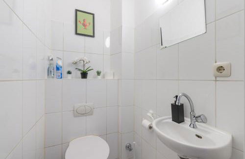 Einfach aber sehr komfortabel - Wohnung für 12 Personen - 2xWC - Gruppen, Messe, Monteure, Studenten - Voll ausgestattet - 6 Betten 140x200cm hochwertig, 3 Smart-TV 55 Zoll Netflix, 1000 Mbit WLAN, voll ausgestattete Küche - Foto 5