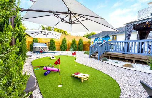 Modern 3BR Retreat with Fun Yard, Mini-Golf, Hot Tub & BBQ Dining Deck - Foto 2
