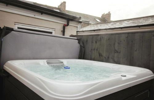 Amazing sea views and hot tub - Photo 6