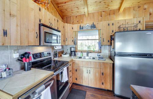 Near Lake and Trails Rustic Newland Cabin with Deck! - Foto 11