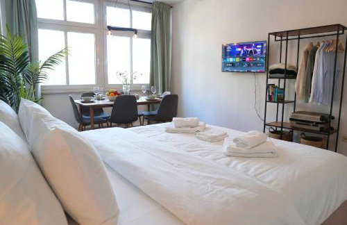 Cozy home with 3 BR, luxury beds, Smart TV, Wifi & private parking spot - Foto 15