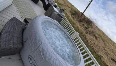 The Blue Lagoon 2 bedroom lodge with hot tub - Foto 5
