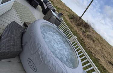 The Blue Lagoon 2 bedroom lodge with hot tub - Foto 5