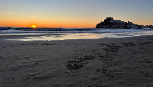 Apartamento con vistas al mar, tres dormitorios y plaza de parking gratis - Foto 1