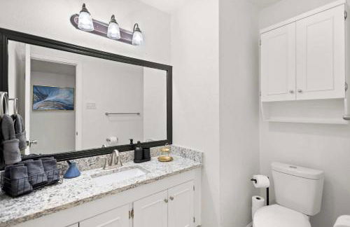 5-BD 2 5-BA Modern Retreat w Games & Hot Tub - Foto 26