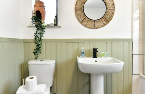 Stylish 3 Bed Home with Parking! - Photo 12