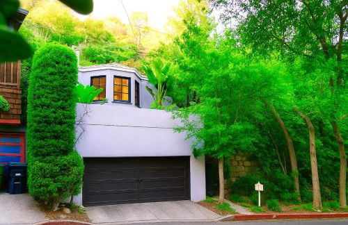 Enchanting Hollywood Hills Oasis with Tree-Top Views, Serene Outdoor Living Room, Zen Garden, Free Attached Garage, Sleeps 6, in LA's Most Desirable, Central, Serene Canyon Neighborhood, and Only 2 Minutes to Hollywood Boulevard - Foto 1