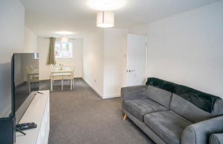 Dunstable 3-Bed House Sleeps 6 Driveway Parking Near Town Centre & Transport Links Close to Whipsnade Zoo Ideal for Families & Contractors - Photo 5