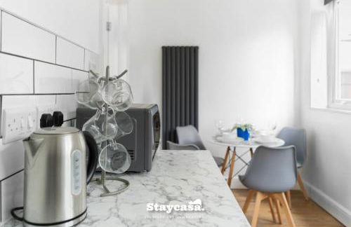 Spacious 2BR Home w Garden 2-Min Walk to Town - Foto 11