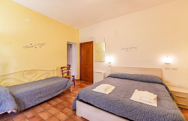 Pomegranate apt With Shared Pool - Photo 16