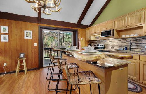 Chicadees Lake Lookout - A wood-burning fireplace, beautiful lake views, king and queen bedrooms, deck dining, and easy access t - Foto 13
