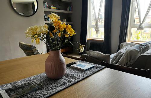 Two Bedroom Riverside Apartment in Rotherhithe Village - Foto 1