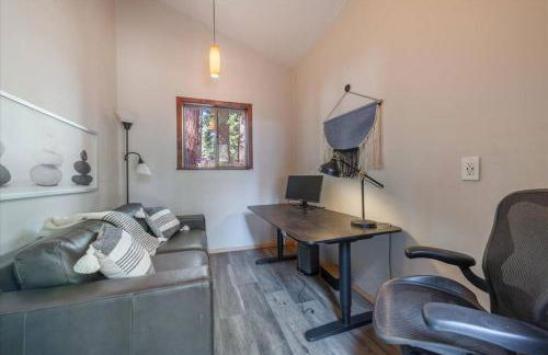 Cozy Pet-Friendly Cabin w Fenced-In Yard Close to Slopes Beach Town - Foto 17