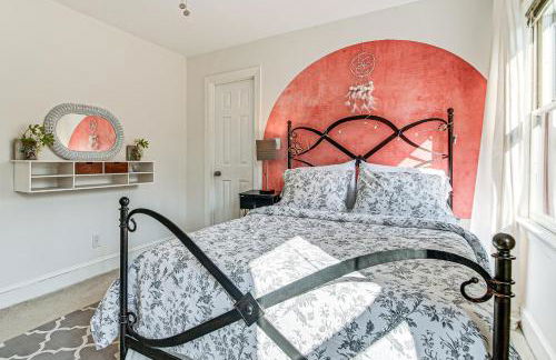 4,100-Sq-Ft Gem with Pool Table and Yard in Raleigh - Foto 20