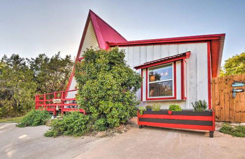 Steps to Lake! Charming Cabin Pool Access and Decks - Foto 37