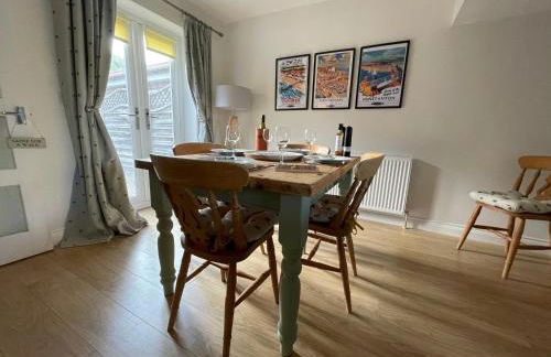 Bramblebee Cottage Salthouse - Photo 3