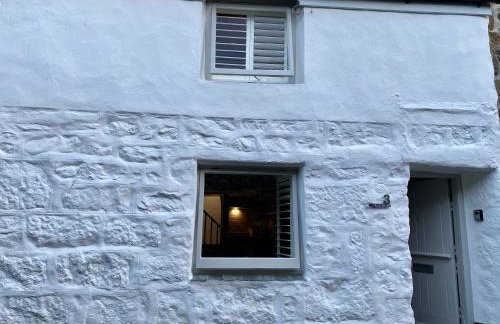 The Old Gallery - Charming Coastal Escape For Two - Photo 16