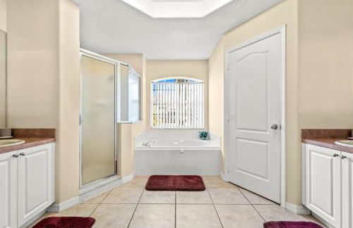 EXQUISITE VILLA - 2 Master Suites, Pool South and Spa, Gas BBQ, Game Room, WIFI - Foto 36