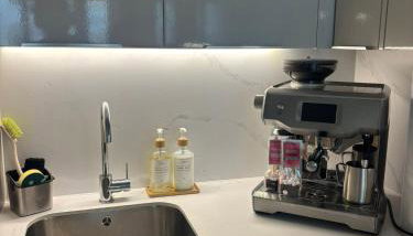 Entire Prestige Apartment in Poole Quay - Free Parking, Fast WiFi, Smart TV & Netflix - Foto 3
