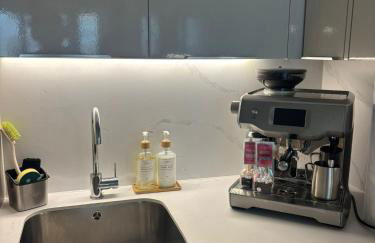 Entire Prestige Apartment in Poole Quay - Free Parking, Fast WiFi, Smart TV & Netflix - Foto 3