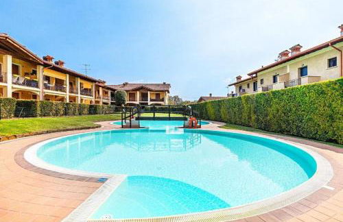 Acqua e Sole: Casa con Piscina e Area Solarium - Foto 1