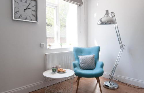The Wellington - Stylish 3-Bedroom House, Sleeps 8, Ideal for Professionals - Photo 1