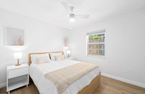 M Lake Worth Beach - Modern Villas Near West Palm Beach, Chic Retro Vibes, King Bed, Cozy Backyard, BBQ, Workspace, High-Speed Internet, Free Parking, 5 Minutes to Downtown & Beach - Foto 37