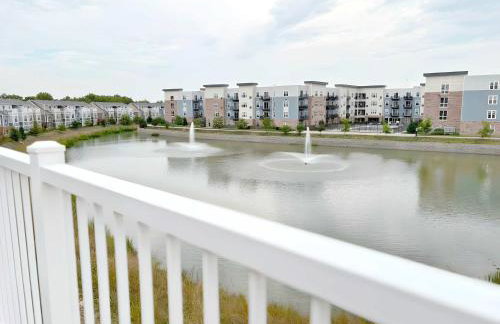 Modern 4BR Townhouse with Parking & Lake Views - WVille rep 4 - Foto 62