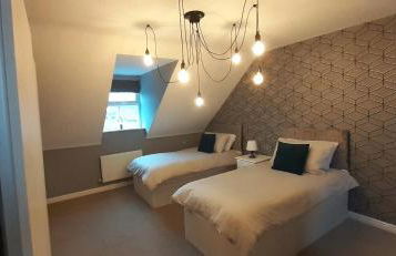 Hawksworth House in Chelmsley Wood, Birmingham near Solihull, near the NEC, HS2, JLR, Bear Grylls Centre, Resorts World and Birmingham airport, with a garage and free parking, great for families and contractors - Foto 1