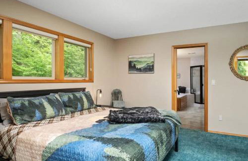Iron Mountain - Spacious Secluded Lodge with Hot Tub & Game Room - Photo 39