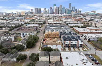 Modern 3-Story Townhome w Pool Table, Sleeps 10 Near Stadiums - Foto 3