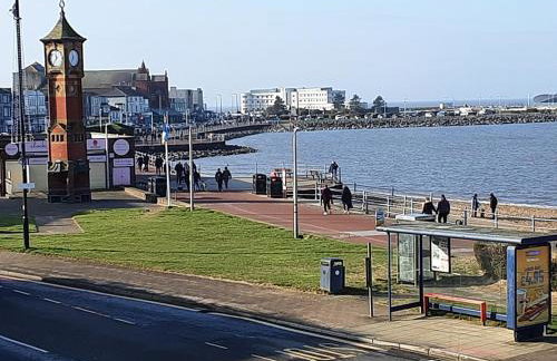 Morecambe Central balcony with sea view - Photo 12
