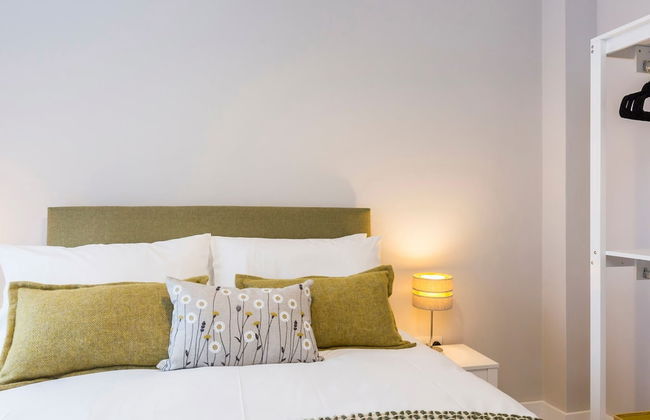 Stylish new Home With Parking - King Beds Garden - Foto 36