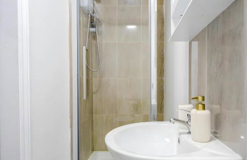 Stylish 3BR Derby Apartment - Sleeps 6, Central Location - Foto 40