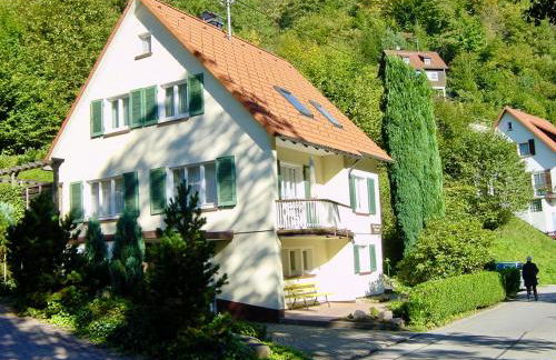 Ferienhaus Oesterle - Idyllisches Schwarzwaldhaus am Bach mit Terrasse & Balkon - Foto 17
