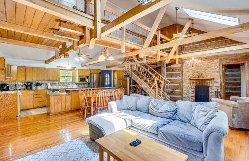 Historic Clark Cabin with Deck and Fishing Pond Access - Foto 5