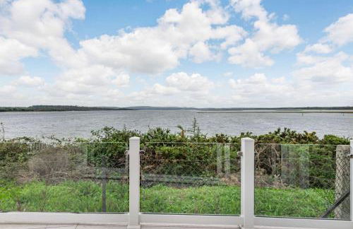 Bay View 2-Bed Lodge with Glorious Harbour View and Balcony - Photo 30