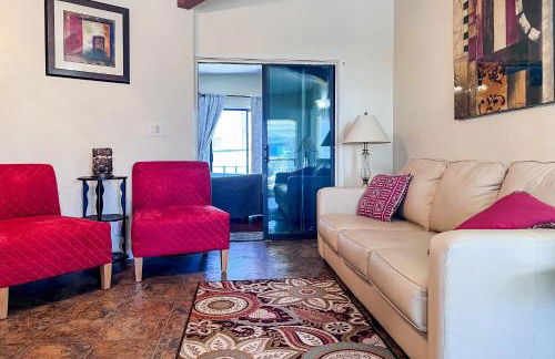 Pools and Pickleball! Dog-Friendly Home in Surprise - Foto 3